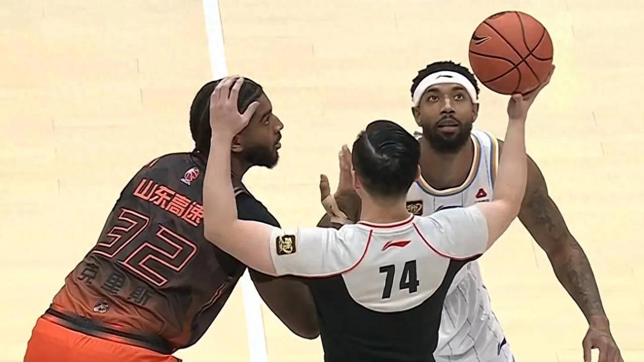 关于国际比赛日CBA季后赛传出新动向,山东泰山遗憾出局,管理层表态:球迷炸锅,更衣室氛围转暖的信息 关于国际比赛日CBA季后赛传出新动向,山东泰山遗憾出局,管理层表态:球迷炸锅,更衣室氛围转暖的信息