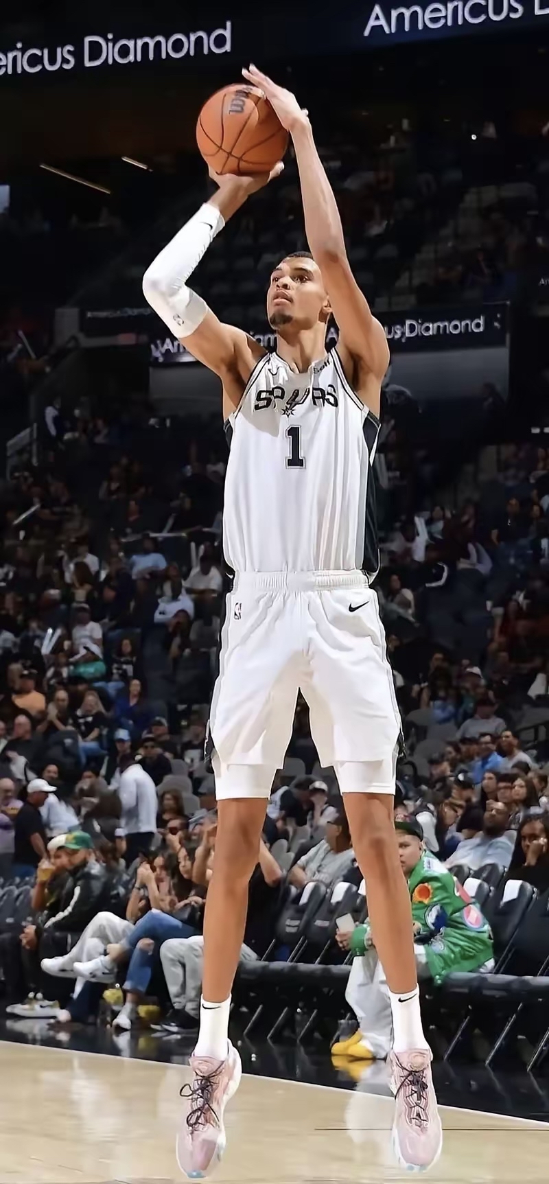 NBA季后赛倒计时,圣安东尼奥马刺赛后更衣室发声,细节引发关注,悬念犹存,赛程密集仍需轮换的简单介绍 NBA季后赛倒计时,圣安东尼奥马刺赛后更衣室发声,细节引发关注,悬念犹存,赛程密集仍需轮换的简单介绍